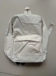 Detailweergave van beige canvas rugzak met grote capaciteit en diverse opbergvakken
