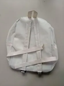Detail van gebroken witte canvas rugzak met verstelbare schouderbanden en handvat