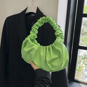 Detalle de un bolso hobo plisado nube en color verde brillante de cuero PU
