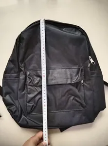 Gedetailleerd overzicht van de hoogtemeting van de zwarte rugzak van ongeveer 40 cm