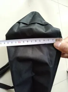 Detailweergave van de 12 cm breedtemeting van de zwarte nylon rugzak opbergtas