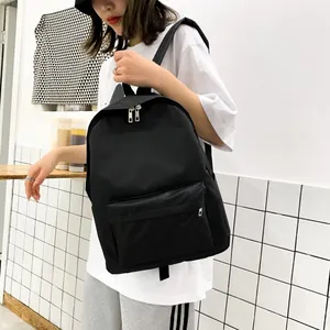 Minimalistische zwarte schoolrugzak met grote capaciteit van waterbestendig nylon stof