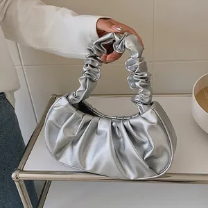 Detalle del bolso nube plateado plisado en cuero PU con acabado metálico brillante
