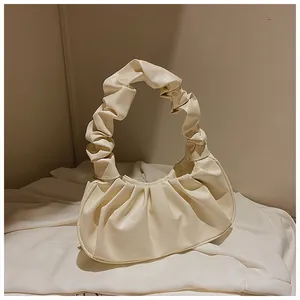 Detalle de bolso nube plisado color crema en piel sintética suave con asa fruncida