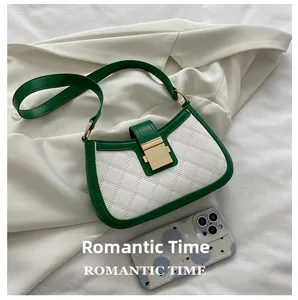 Référence de taille pour sac bandoulière matelassé vert et blanc avec un smartphone