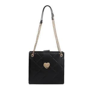 Sac bandoulière matelassé noir avec fermoir coeur doré et bandoulière en chaîne
