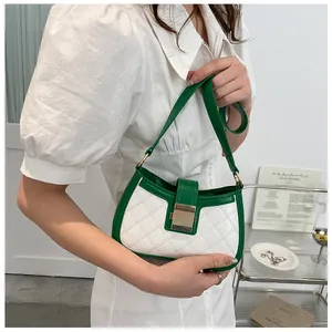 Détail du sac à main en cuir matelassé avec bord vert et boucle dorée élégante