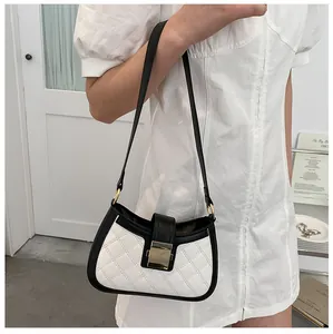 Détail du sac à bandoulière matelassé minimaliste avec contraste de cuir noir et blanc