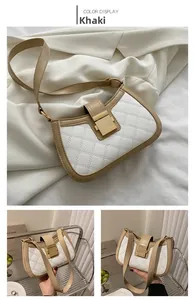 Détails du sac sous le bras patchwork kaki en cuir matelassé blanc et fermoir doré