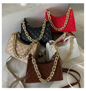 Sacs bandoulière matelassés avec chaînes dorées en rouge, noir, kaki, blanc et marron