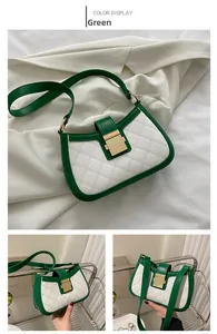 Détail du sac matelassé vert et blanc avec boucle métallique dorée et bandoulière chic