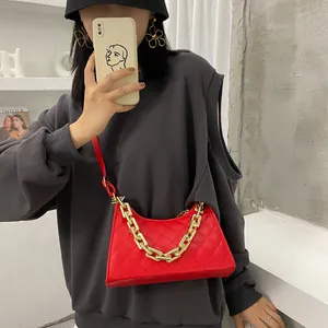 Sac bandoulière matelassé rouge chic avec chaîne dorée et bandoulière réglable