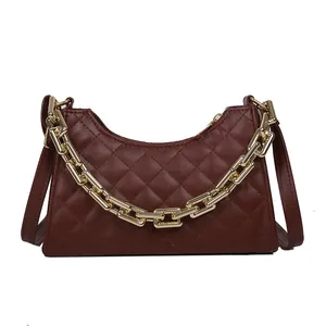 Sac bandoulière marron foncé matelassé avec poignée chaîne dorée au design épuré