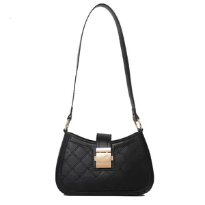 Sac à bandoulière noir matelassé avec boucle en métal doré pour le quotidien des femmes