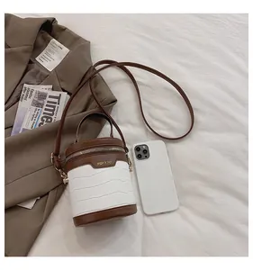 Flachbild der Zylindertasche mit Krokodilmuster, Reißverschluss und Gurt