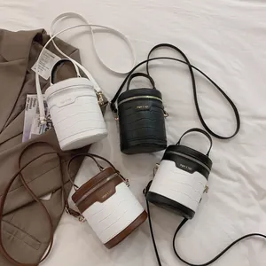 Schicke Zylindertaschen mit Krokoprägung in verschiedenen Farben für Damen