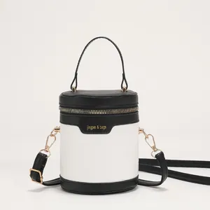 Zylindrische Handtasche in Kontrastfarben mit Krokostruktur und verstellbarem Riemen