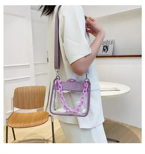 Vue détaillée du sac bandoulière en PVC transparent avec strass violets et chaîne
