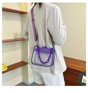 Détail du sac bandoulière violet transparent en PVC avec chaîne acrylique et strass