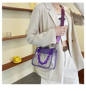 Détails du sac à bandoulière en PVC transparent avec strass violets et anse chaîne
