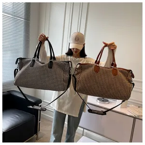 Borsa da viaggio capiente con motivo pied de poule e manici in pelle per lo sport