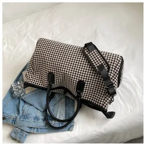 Borsa da viaggio capiente a motivo pied-de-poule elegante con comoda tracolla