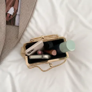 Intérieur du sac coquillage en paille montrant la capacité pour téléphone et maquillage
