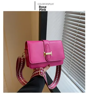 Détail du petit sac carré Rose Pink avec boucle H dorée et large bandoulière tissée