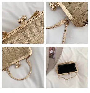 Détail d'une pochette tissée vintage avec cadre doré gravé et poignée florale chic