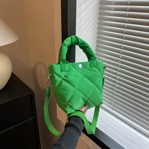 Makroaufnahme der hellgrünen gesteppten Mini-Tasche mit weißer Schnalle und Tragegriff