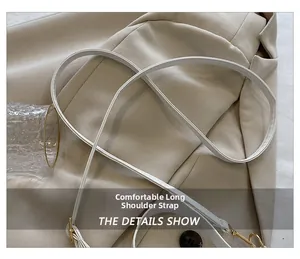 Détail d'une bandoulière blanche en cuir PU avec des crochets métalliques dorés