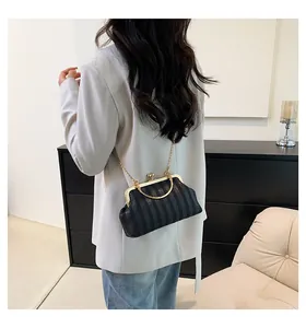Détail du sac docteur noir texturé avec fermoir en métal doré et bandoulière chaîne