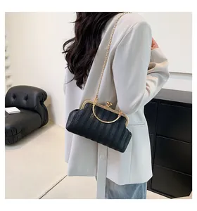Détail du sac à chaîne nuage noir avec texture rayée et poignée en métal doré
