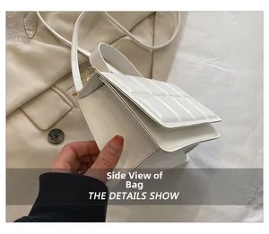 Vue latérale du sac bandoulière blanc matelassé avec compartiments doubles et anneau doré