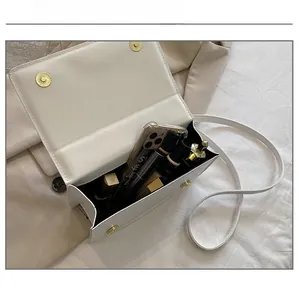 Vue intérieure montrant la capacité pour smartphone et cosmétiques d'un sac blanc