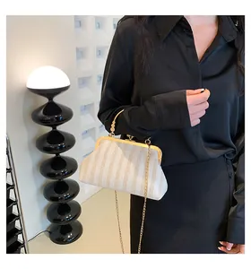 Détail d'un sac rétro en paille avec cadre doré et poignée en perles pour femmes