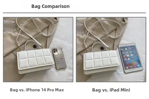 Comparaison de taille détaillée du sac matelassé blanc avec iPhone et iPad mini