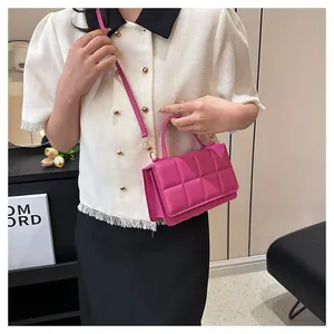 Sac à main matelassé rose avec détails dorés et bandoulière élégante en cuir souple