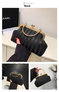 Détail du sac coquillage tissé noir avec chaîne dorée et cadre métallique vintage