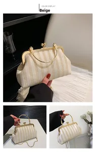 Détails du sac en paille à rayures beige avec poignée métallique dorée et bandoulière