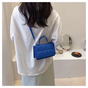 Détail du sac à bandoulière matelassé bleu vif doté d'un fermoir métallique doré