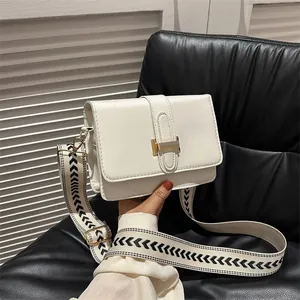 Sac carré blanc minimaliste avec serrure en T dorée et bandoulière à motif tissé