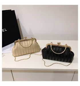 Détails de sacs coquillages tressés en paille avec chaîne dorée et fermoir métallique