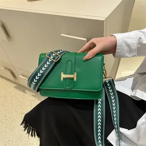 Petit sac carré vert en cuir avec boucle en H et large bandoulière à motifs