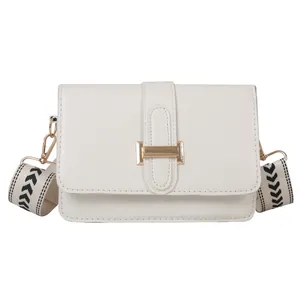 Sac à bandoulière blanc moderne avec une sangle large à motif chevrons très tendance