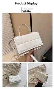 Vue détaillée d'un sac à main blanc matelassé en similicuir avec boucle dorée