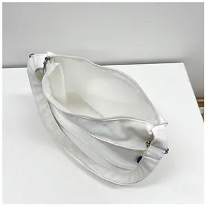 Vue intérieure du grand sac en toile blanche avec une poche interne et fermeture éclair