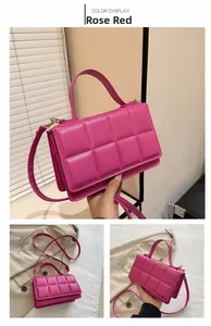 Détail du sac à main matelassé rose rouge en cuir PU avec garnitures dorées et poignée