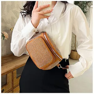 Détail du sac bandoulière en daim fauve avec strass argentés et boucles métalliques