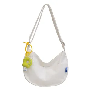 Sac hobo minimaliste en toile blanche avec bandoulière réglable et breloque fleur jaune